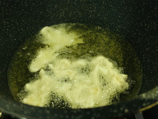 11、炸银鱼,调中小火,加入银鱼;