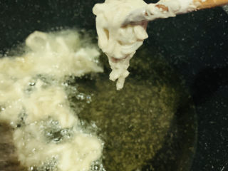 12、炸银鱼,一点点慢慢夹,避免粘一起;