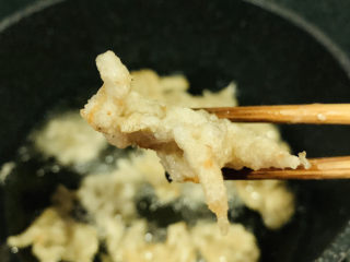 14、炸银鱼,炸微黄,夹起;