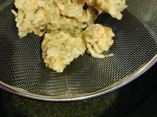 16、炸银鱼,全部都炸好,再放油里复炸一遍;