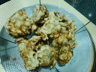 18、炸银鱼,起锅,放炸篮晾会;