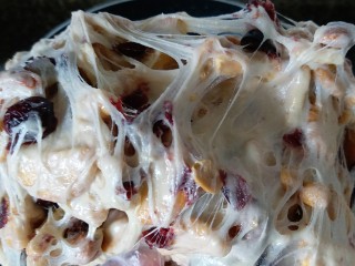 11、雪花酥,稍微冷却后，手上戴手套，两只手拿着糖团不断外翻，使每块饼干都均匀的裹上糖