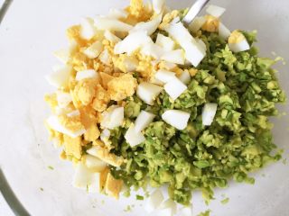 5、小熊牛油果三明治,加入步骤2中的鸡蛋碎