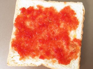 10、小熊牛油果三明治,在另一片吐司片上涂抹上自制番茄酱