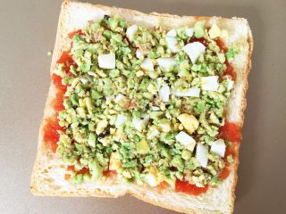 11、小熊牛油果三明治,在抹上一层步骤7中的牛油果馅料