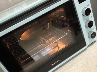 1、草莓克拉夫提,19cm的铸铁锅提前抹黄油放入烤箱一起180度预热10-15分钟