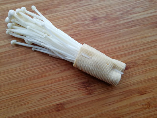 6、【豆皮金针菇卷】,取一段粉条,在豆皮接口处,串上,防止烧制时豆皮散开,用牙签也可以,用粉条方便些,煮好了粉条也能吃,用牙签,煮好后拿下来就可以了