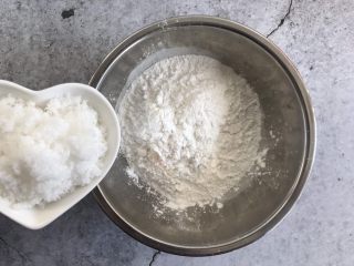 3、芒果雪媚娘,加入白砂糖