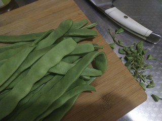 1、豆角鸡蛋火腿炒饼,豆角去掉两个尖尖