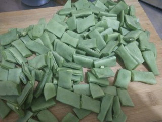 2、豆角鸡蛋火腿炒饼,切成小段