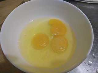 3、豆角鸡蛋火腿炒饼,三个鸡蛋加盐打扫