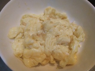 4、豆角鸡蛋火腿炒饼,炒熟盛出备用