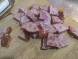 5、豆角鸡蛋火腿炒饼,火腿切块