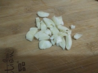 6、豆角鸡蛋火腿炒饼,蒜切块