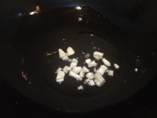 7、豆角鸡蛋火腿炒饼,把蒜炒香