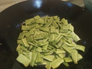 8、豆角鸡蛋火腿炒饼,放入豆角