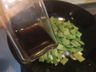 9、豆角鸡蛋火腿炒饼,加2大勺生抽