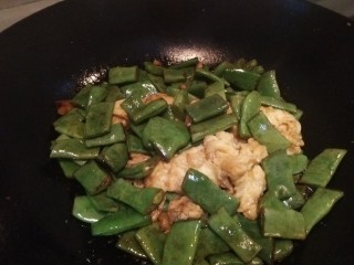 12、豆角鸡蛋火腿炒饼,倒入鸡蛋和火腿，加火腿的图我好像是忘记拍了
