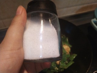 13、豆角鸡蛋火腿炒饼,加盐调味