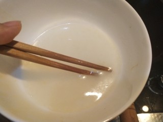 14、豆角鸡蛋火腿炒饼,倒一点清水进去，50ml左右就足够了