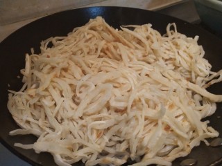 15、豆角鸡蛋火腿炒饼,把饼丝铺上去，盖锅盖，用小火焖5分钟就好了