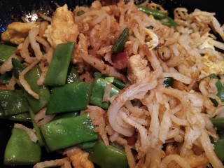 16、豆角鸡蛋火腿炒饼,焖好的炒饼搅拌均匀