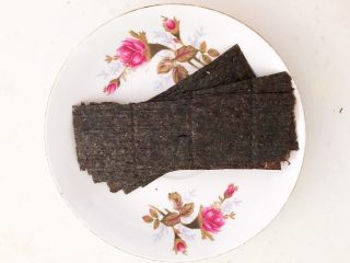 8、健康减脂午餐便当,把寿司紫菜剪成小长条