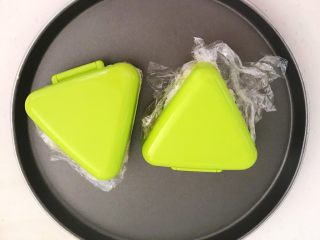 21、健康减脂午餐便当,盖上盖子,压实