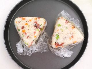 23、健康减脂午餐便当,把饭团取出来,去掉保鲜膜