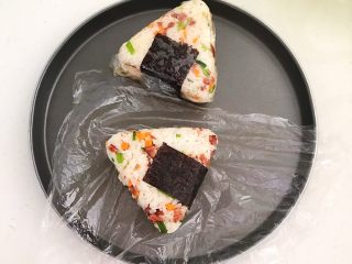 24、健康减脂午餐便当,再饭团上面包上紫菜