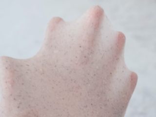 4、黑米面包,揉至完全扩展阶段，就是可以扯出薄薄的手套膜即可