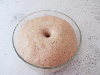 6、黑米面包,手指沾水或面粉戳一小洞，不反弹不回缩即发酵成功