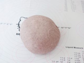 7、黑米面包,取出面团排气后，滚团盖保鲜膜松弛20分钟