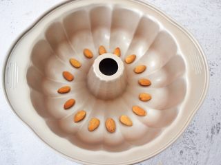 11、黑米面包,模具底部放入杏仁，这个随自己喜好，可以换成自己喜欢的果仁，也可以不放