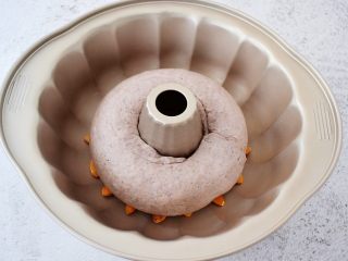 12、黑米面包,再把面团放入