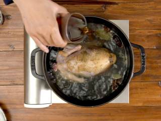 4、手撕椒麻鸡,然后放入香叶、桂皮、草果、八角、姜片、花椒粒、适量料酒