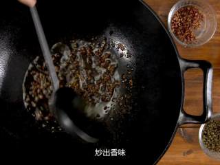 9、手撕椒麻鸡,小火热锅，放入花椒粒、麻椒粒、红油、青花椒油、辣椒油，炒出香味，捞出装盘，凉透即可