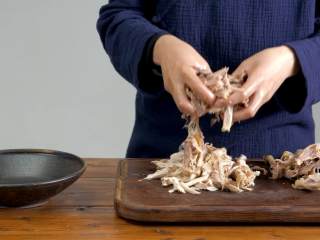 11、手撕椒麻鸡,用手撕出鸡丝
