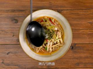 13、手撕椒麻鸡,装盘，放上新鲜的藤椒，淋几勺热油，把藤椒的麻味激出来即可