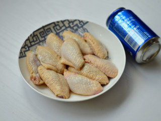 1、可乐鸡翅,材料准备好