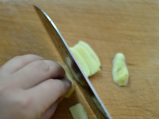 2、可乐鸡翅,姜洗净去皮，切成片