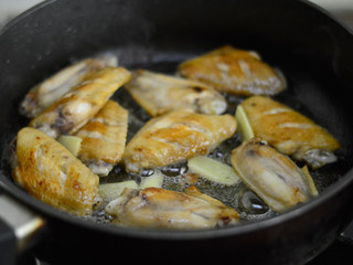 7、可乐鸡翅,煎至两面都焦黄后放入姜片