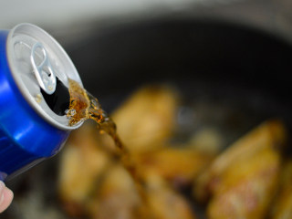 9、可乐鸡翅,倒入可乐