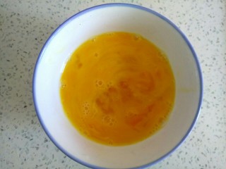 1、西葫芦木耳炒鸡蛋,鸡蛋打散，调匀