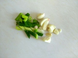 5、西葫芦木耳炒鸡蛋,葱姜蒜切碎