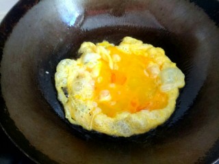 6、西葫芦木耳炒鸡蛋,锅烧热放入适量植物油，有冒烟 放入调好的蛋液 ，炸至成形，切小块铲出待用