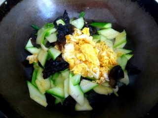 11、西葫芦木耳炒鸡蛋,倒入鸡蛋
