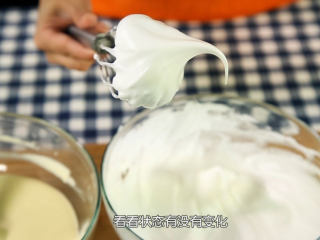 12、戚风蛋糕,检查完之后我们分一些到蛋黄糊这里，拨动结合翻拌手法，把这部分的面糊混合均匀，混合均匀之后，再用手动打蛋器把剩余的蛋白霜画三圈，看看状态有没有变化，无变化就可以进行下一个步骤了，如果又变粗糙了，则需要继续抽打补救