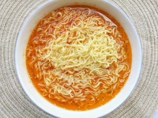 10、酸汤泡面,倒入半碗泡面水。