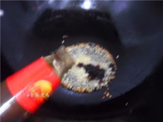 11、白灼菜心,倒入蚝油、酱油,同时关火